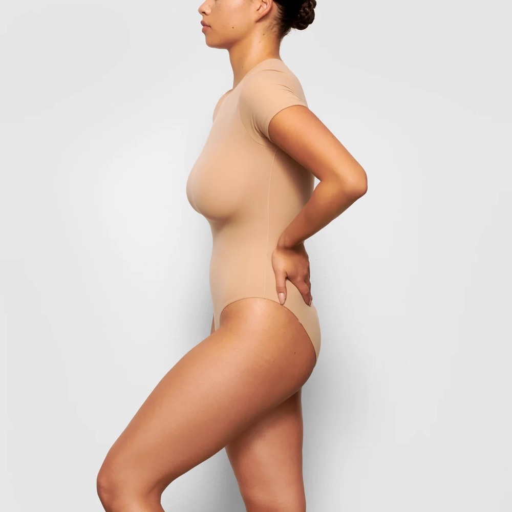 SKIMS Fits Everybody T-Shirt Bodysuit | Clay - Picture 3 of 7